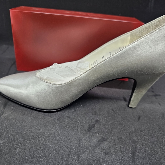 Yves Saint Laurent Women\'s Elegant Lt. Gray Heels Size 7M  *Missing Heel Caps*